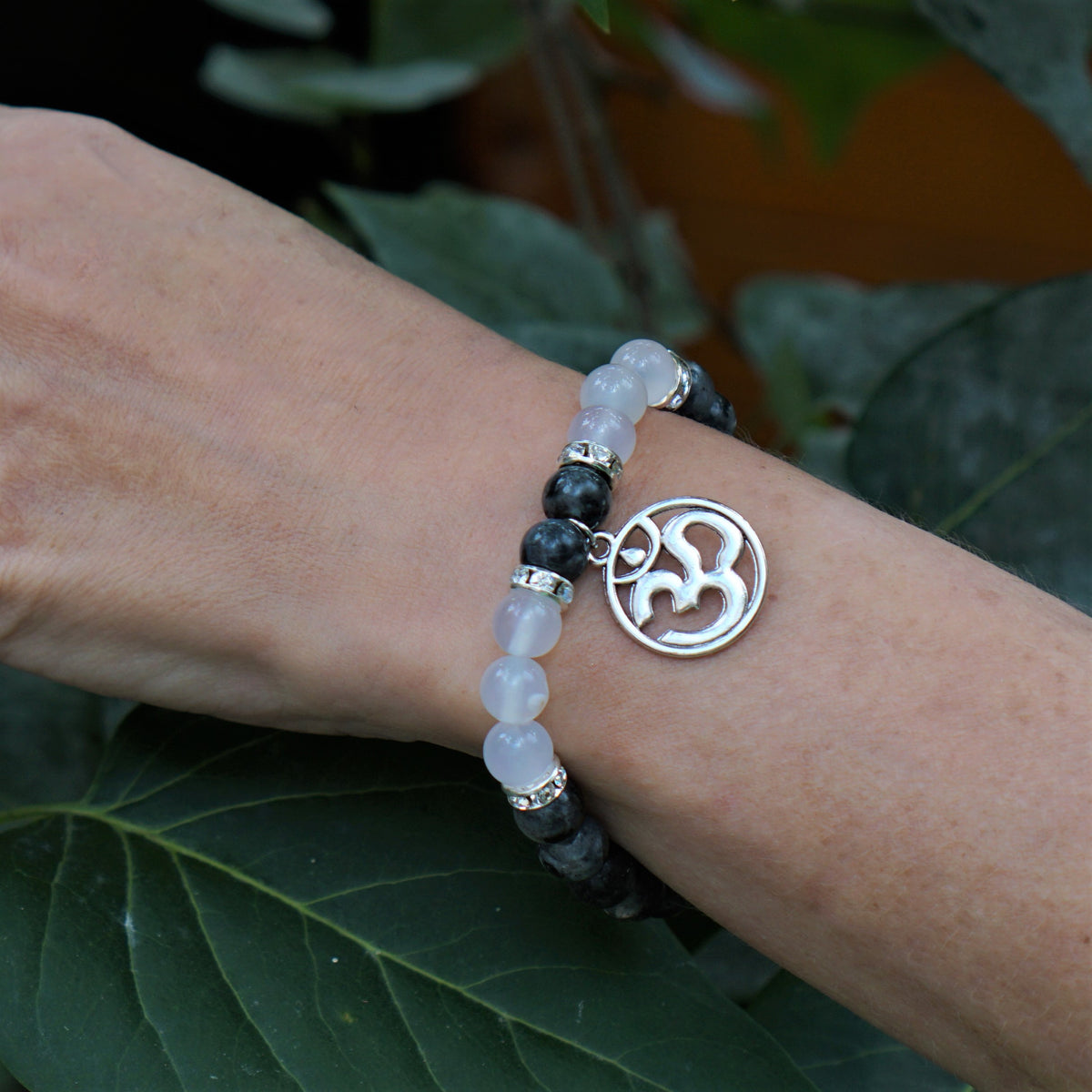 Bracelet élastique, perles Labradorite et Agate blanche + Ganesh
